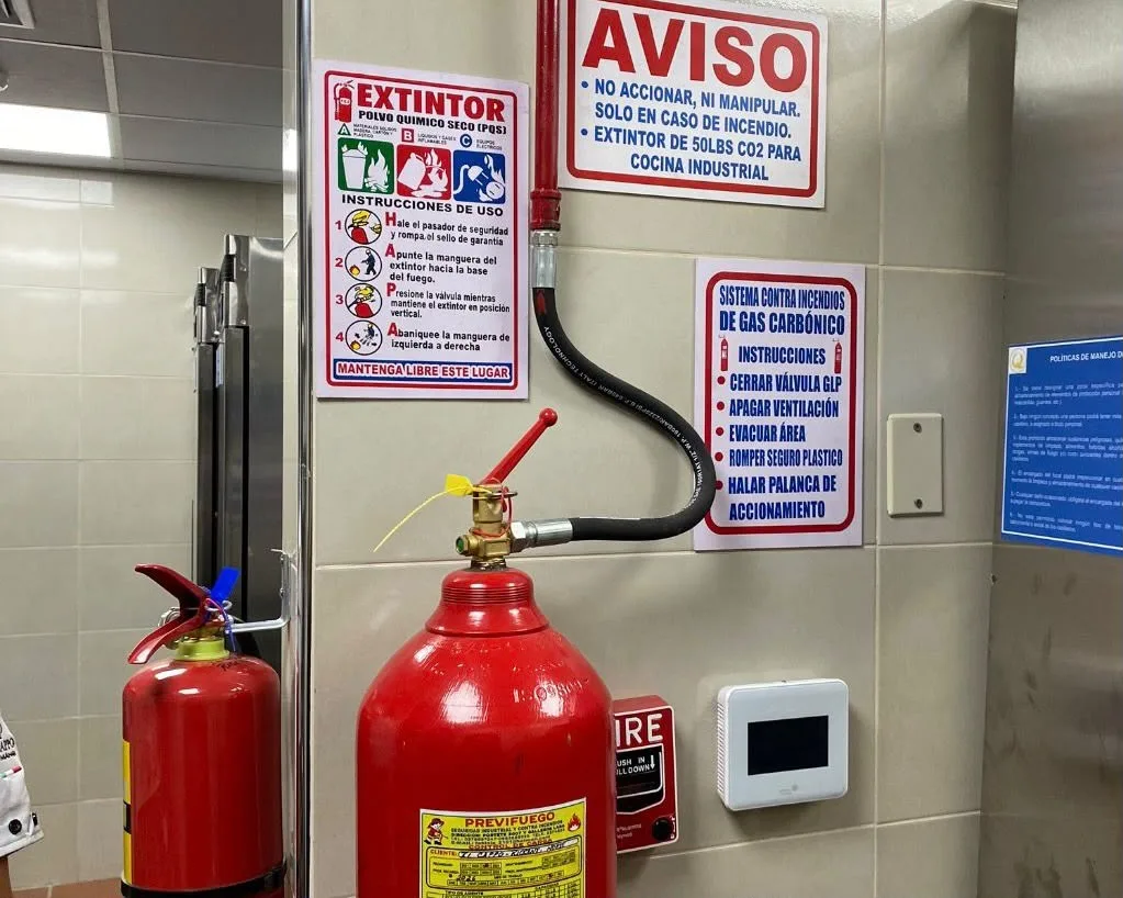 Sistema CO₂ con extintor PQS y panel de alarma